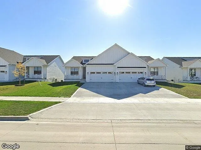 Executive Twin Home, 4 Bed, 3 Bath Ranch Style with 2 Stall Garage — Photo 2