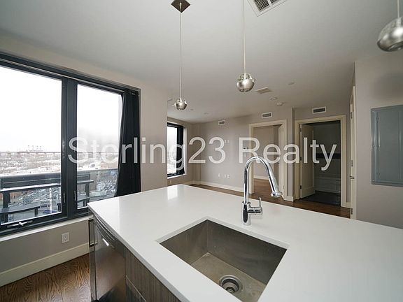 4th image of 27-18 Hoyt Ave S #B8