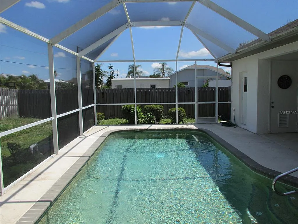 3 bed, 2.0 bath, 2023 sqft, $2,600 — Photo 2