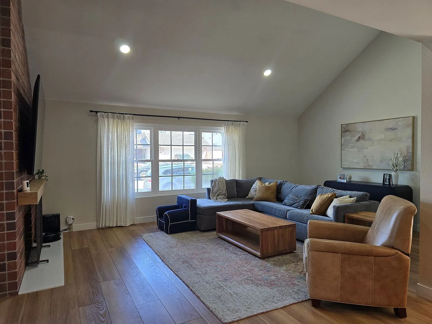 Spectacular, spacious 4-Bedroom Home in Desirable Fletcher Hills — Photo 2