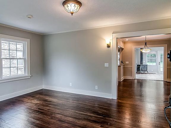 4th image of 215 Dupont Ave