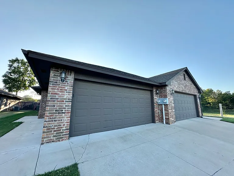412 Chalk Hill Ct — Photo 1
