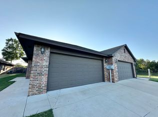 304 Chalk Hill Ct, Edmond, OK 73003