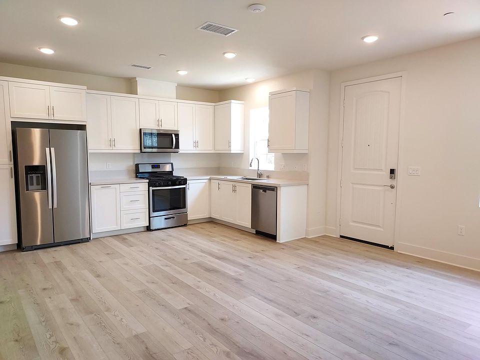 1st image of 887 Blackstone Dr