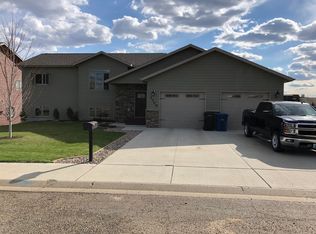 1709 Prairie Oak Dr, Dickinson, ND 58601