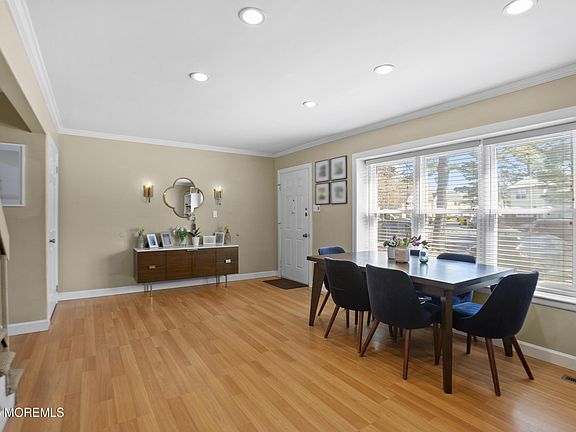 4th image of 162 Tudor Court