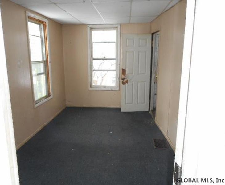 3rd image of 16 MOYSTON Street