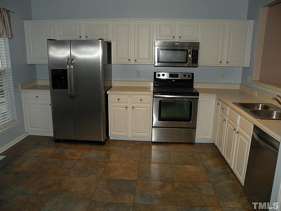 5th image of 224 Ruby Walk Dr