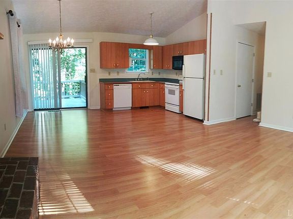 5th image of 1576 Pine Bluff Dr