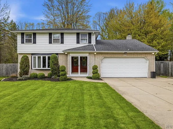 228 Countryside Ln, Williamsville, NY 14221