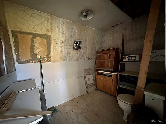 2nd image of 21784 Maple Dr