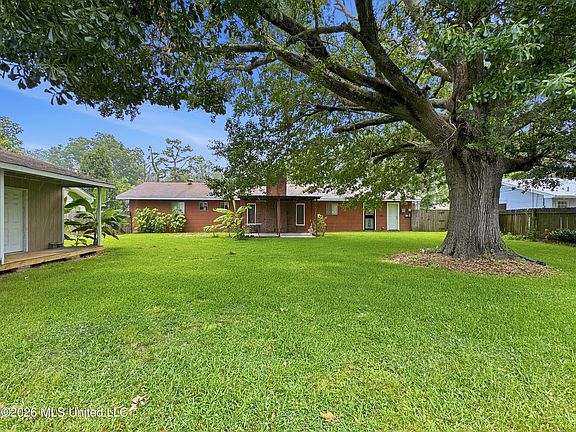 5th image of 1935 Country Club Dr