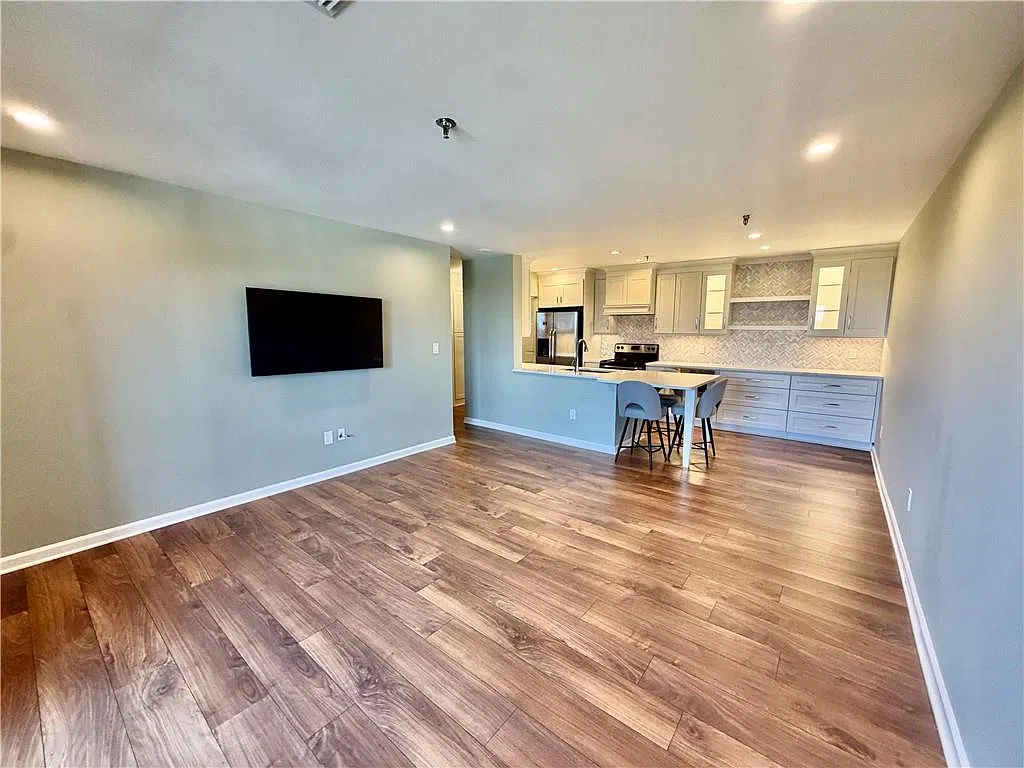 300 Johnson Ferry Rd — Photo 3