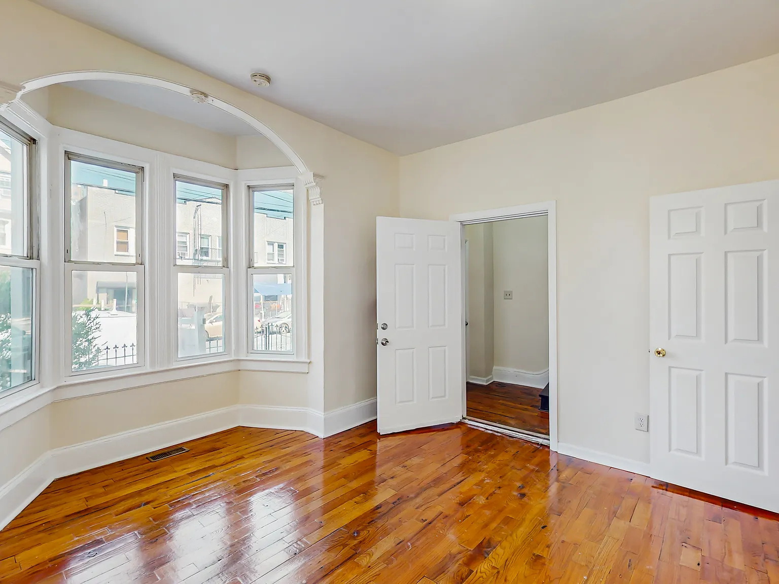 3 bed, 700 sqft, $1,900 — Photo 1