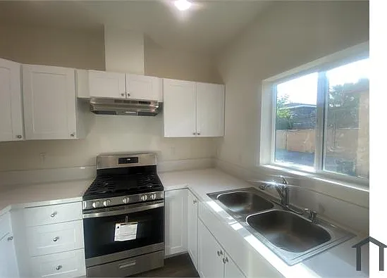 247 E Adams Blvd #B — Photo 3