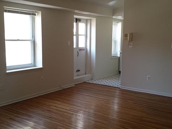 3rd image of 526 Spruce St APT 3R