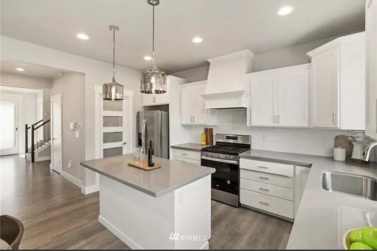 4 bed, 3.5 bath, 2469 sqft, $3,395 — Photo 2