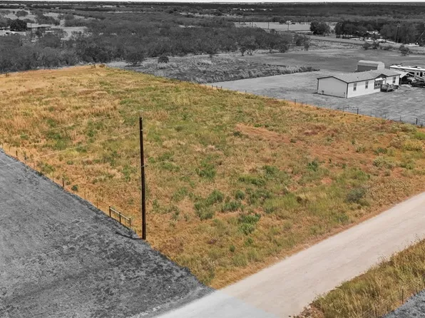 3 Private Road 3042, Gonzales, TX 78629