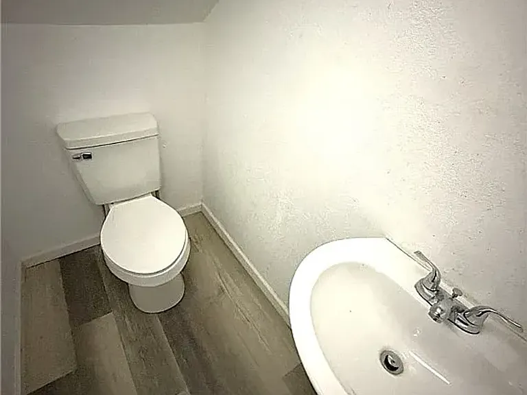 906 Daniels Ave — Photo 8