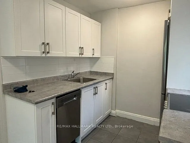 111 Oriole Pkwy #202 — Photo 7