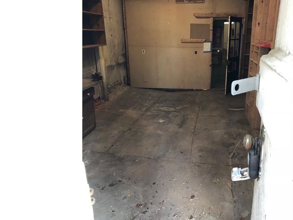 2nd image of 520 Queen St