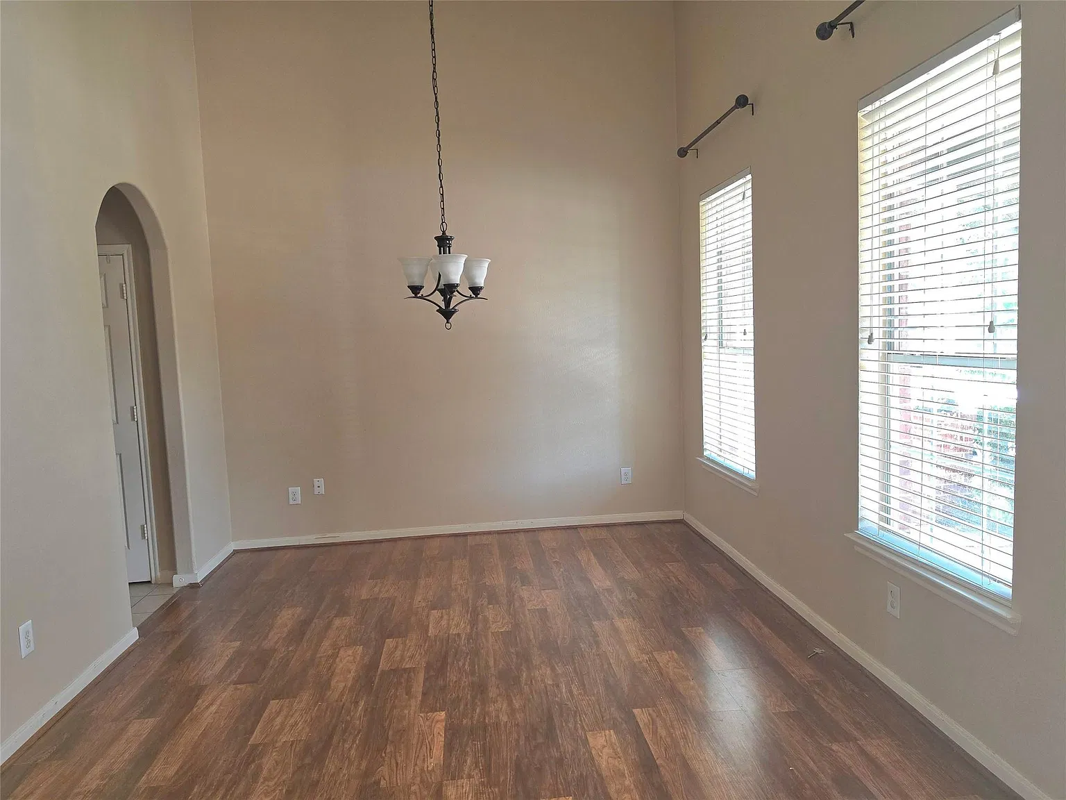 4 bed, 2.5 bath, 2456 sqft, $2,300 — Photo 4