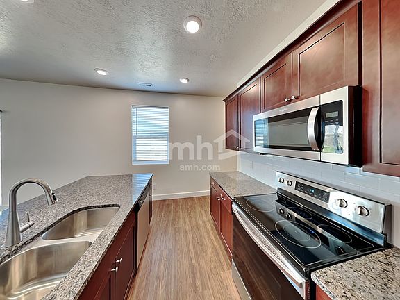 3rd image of 2054 E Silverado Ln