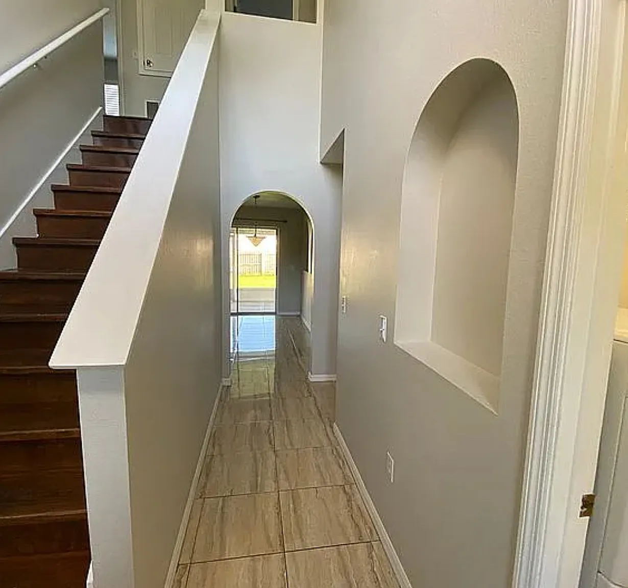 4 bed, 2.5 bath, 2156 sqft, $2,600 — Photo 2