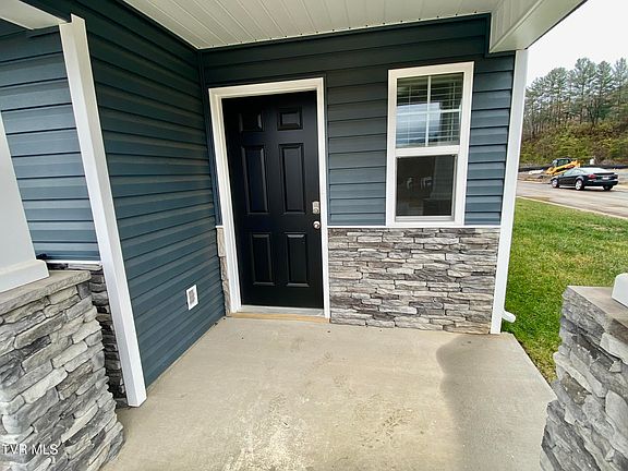 3rd image of 122 Crawford Cir