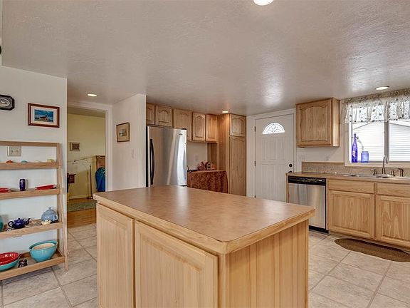 5th image of 302 Helen Dr