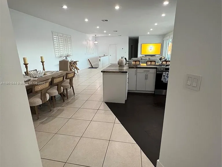 7760 Aviation Blvd — Photo 32