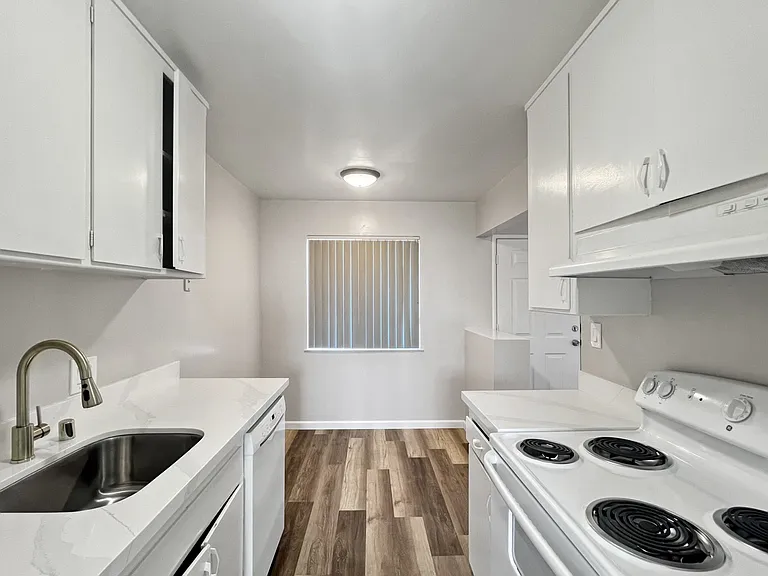 Ethan Apartments — Photo 51