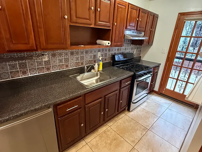 565 Putnam Ave #1 — Photo 7