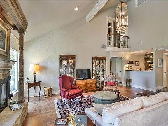 3rd image of 3907 Crescent Dr