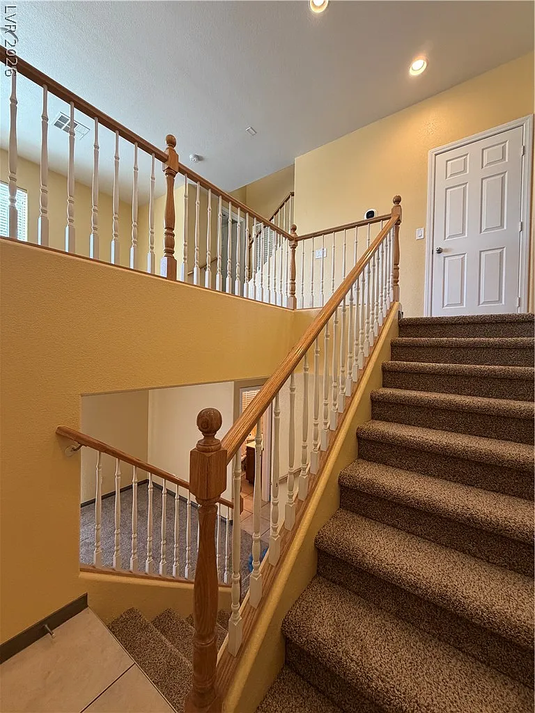 3 bed, 3.5 bath, 1977 sqft, $1,955 — Photo 2