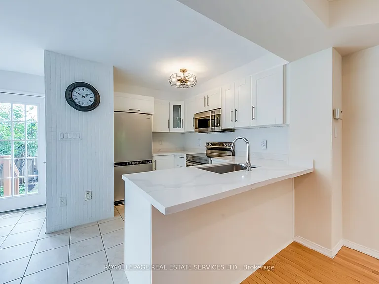 204 Roxton Rd — Photo 9