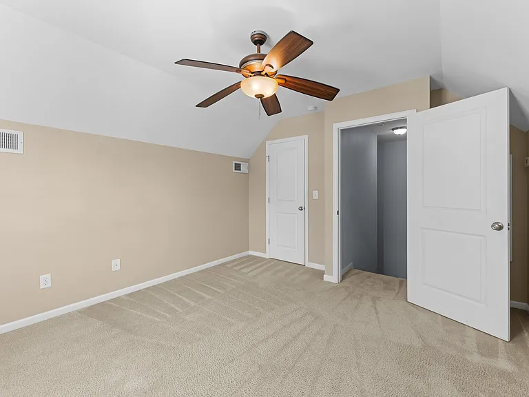 205 Lynden Ln — Photo 5