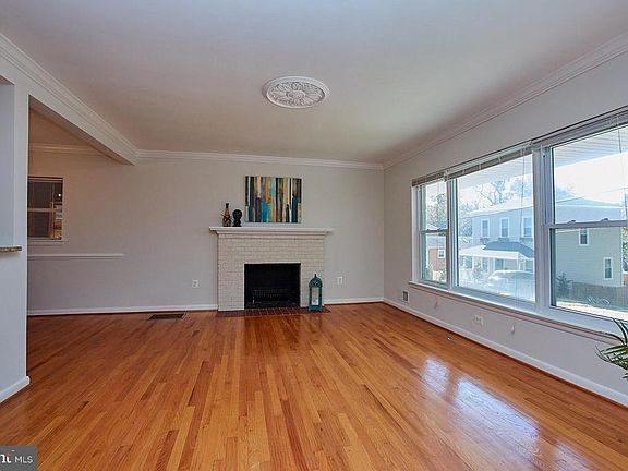 4th image of 2329 N Dinwiddie St
