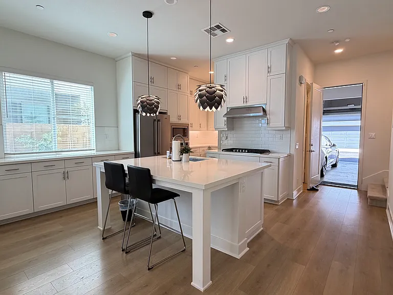211 Paramount — Photo 4