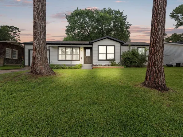 216 W Pecan St, Hurst, TX 76053