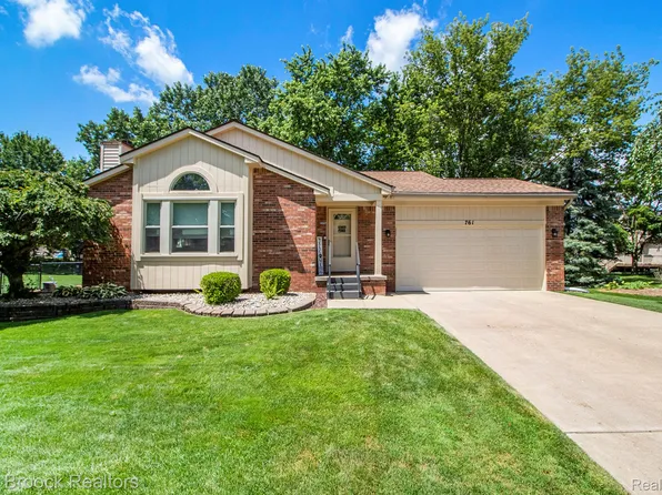761 Stoney Dr, South Lyon, MI 48178
