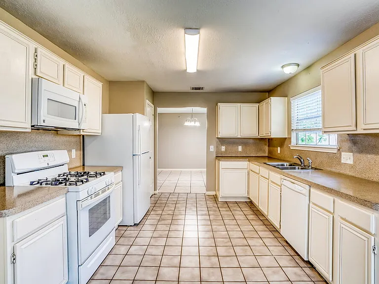 8206 Holmwood Dr — Photo 9