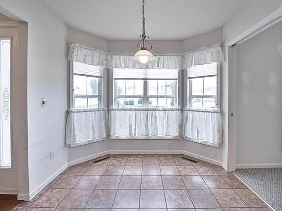 3rd image of 1315 Climbing Rose Ln