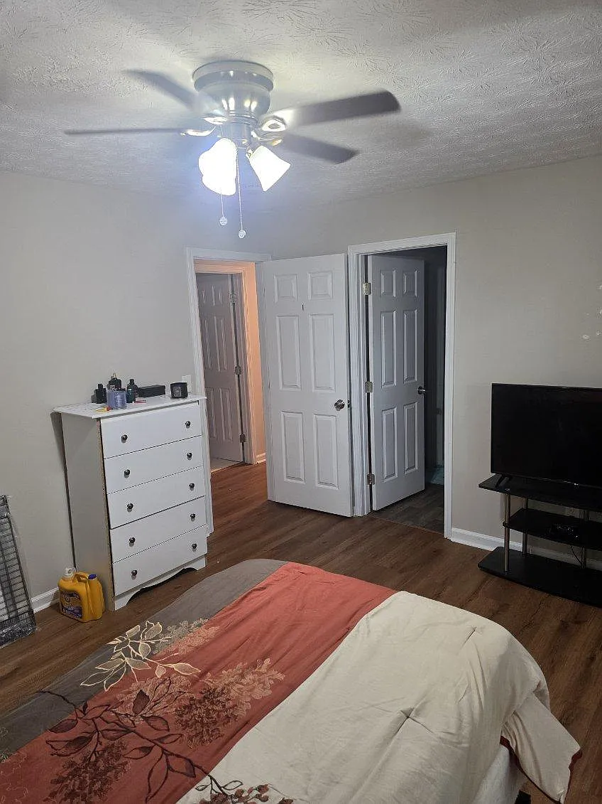 4 bed, 2.0 bath, 2076 sqft, $910 — Photo 2