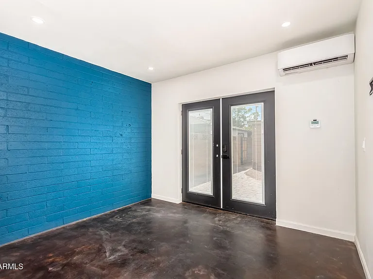 2402 W Weldon Ave — Photo 6