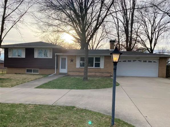 4806 Pierce Ln, Godfrey, IL 62035