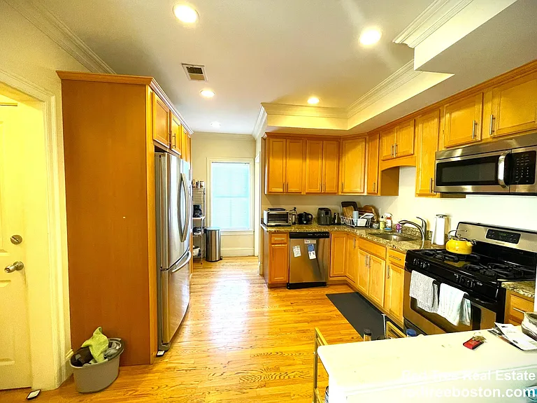 27 Lothrop St — Photo 4