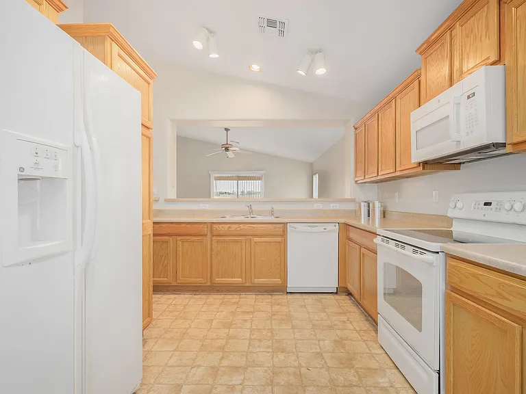 10595 N 115th Dr — Photo 7
