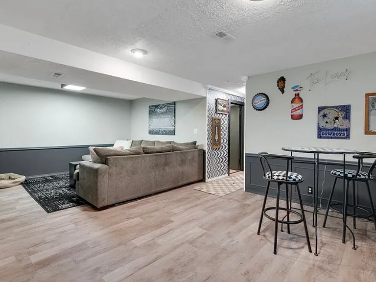 134 Valleyview Dr — Photo 2
