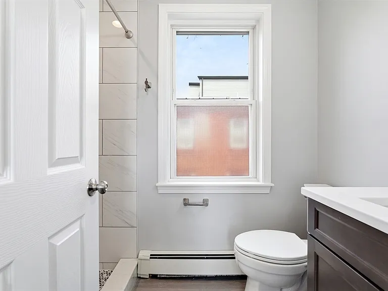 250-252 Main St #3R — Photo 17